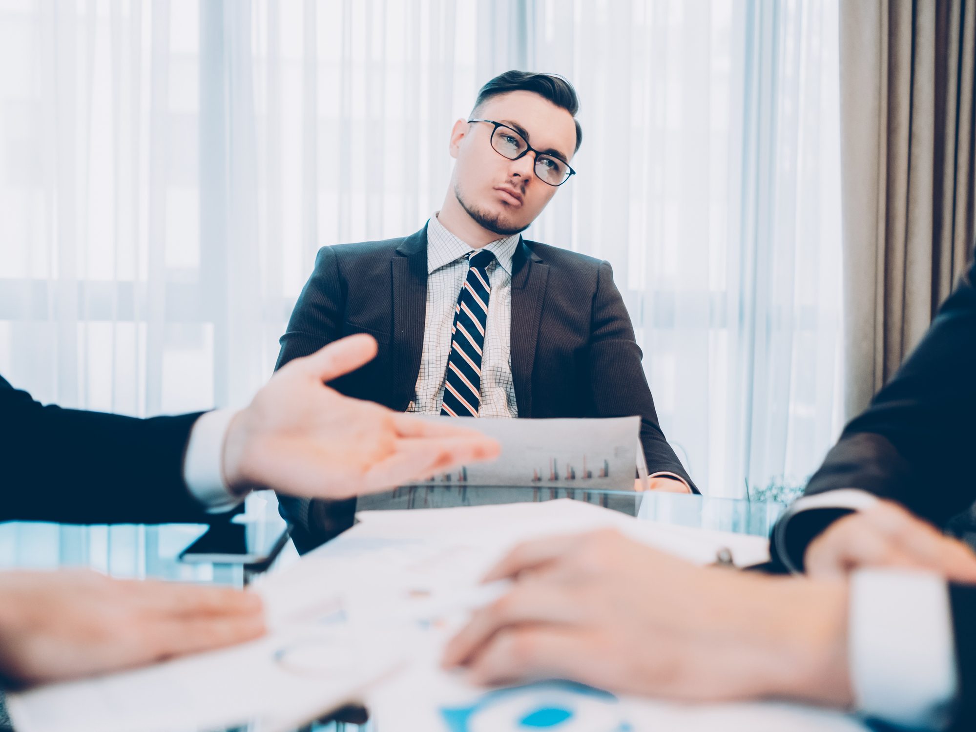 هكذا تتعامل مع مقاطعة أحدهم لك أثناء الحديث في اجتماع