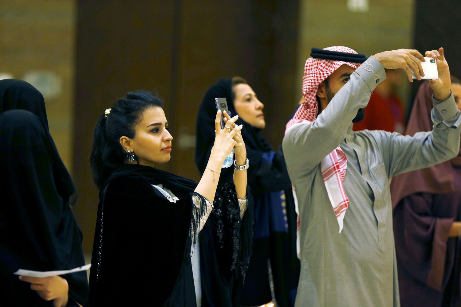 السعودية تلغي شرط «القرابة» للأجانب للإقامة في الفنادق، وتسمح للمرأة بالإقامة دون محرم