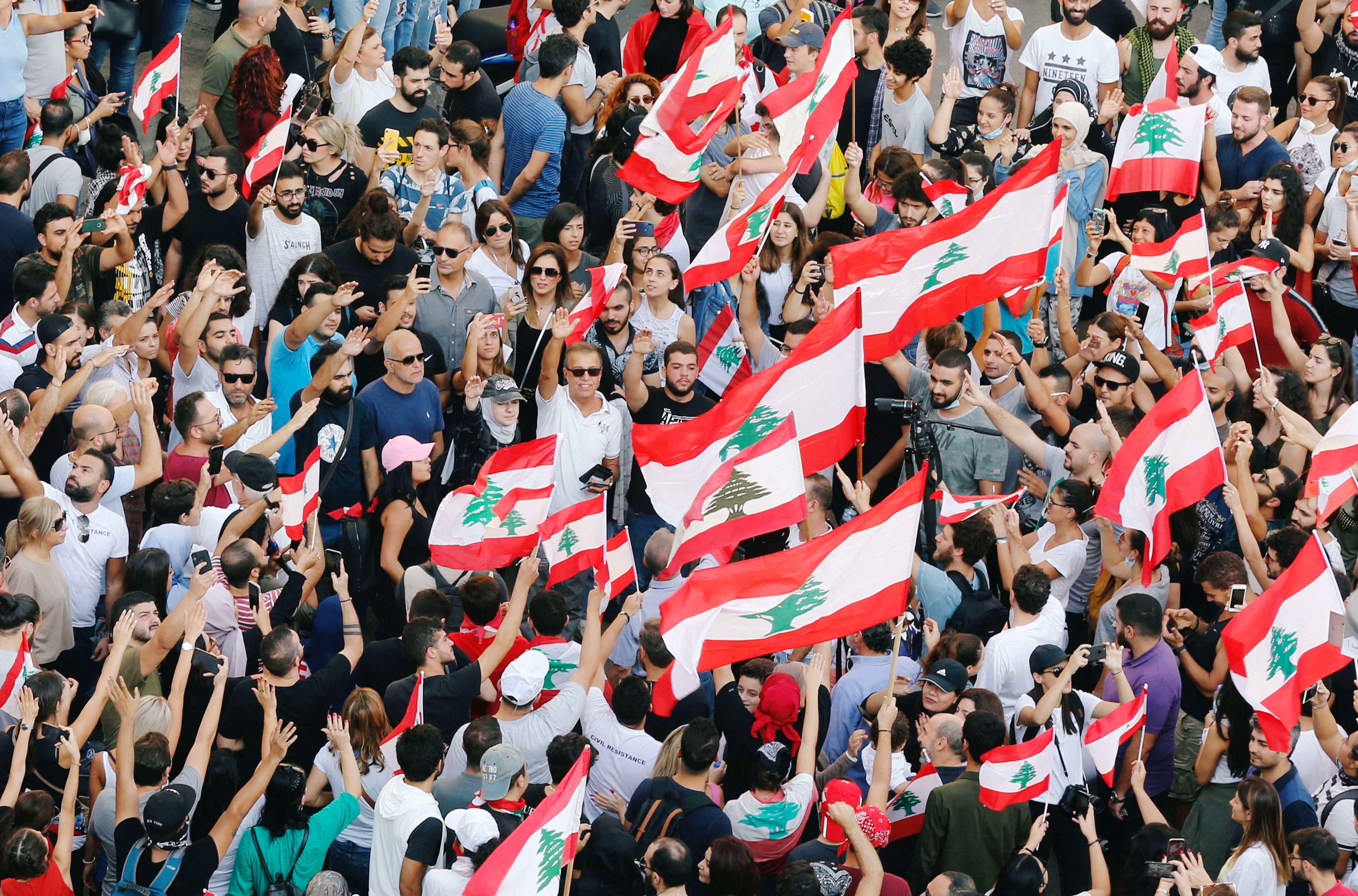 مظاهرات حاشدة في لبنان لليوم الثالث على التوالي/ رويترز