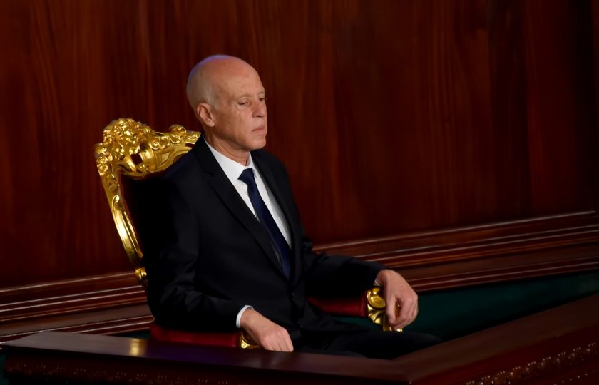 قيس سعيّد يوافق على إقالة وزيرين في حكومة الشاهد