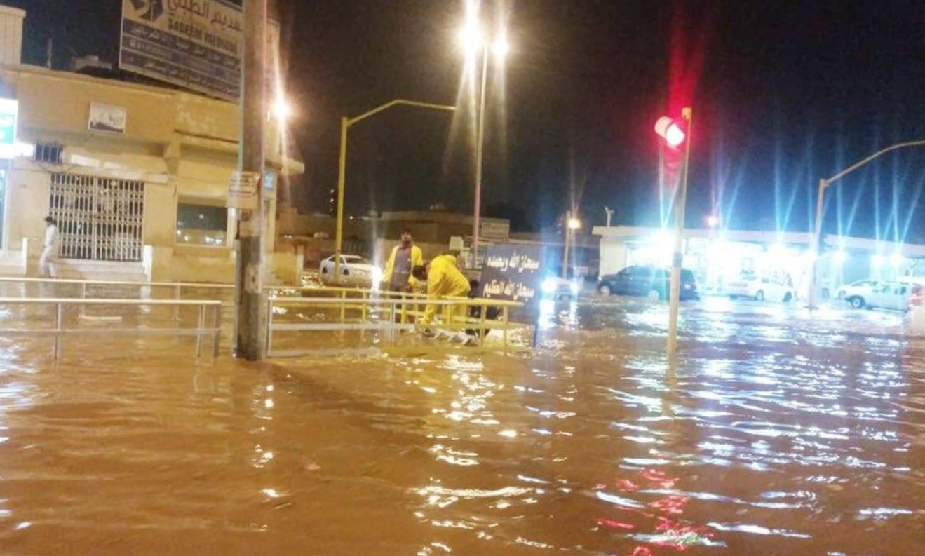 الأمطار الغزيرة تقتل 7 سعوديين وتتسبب بإصابات وإجلاء لأشخاص