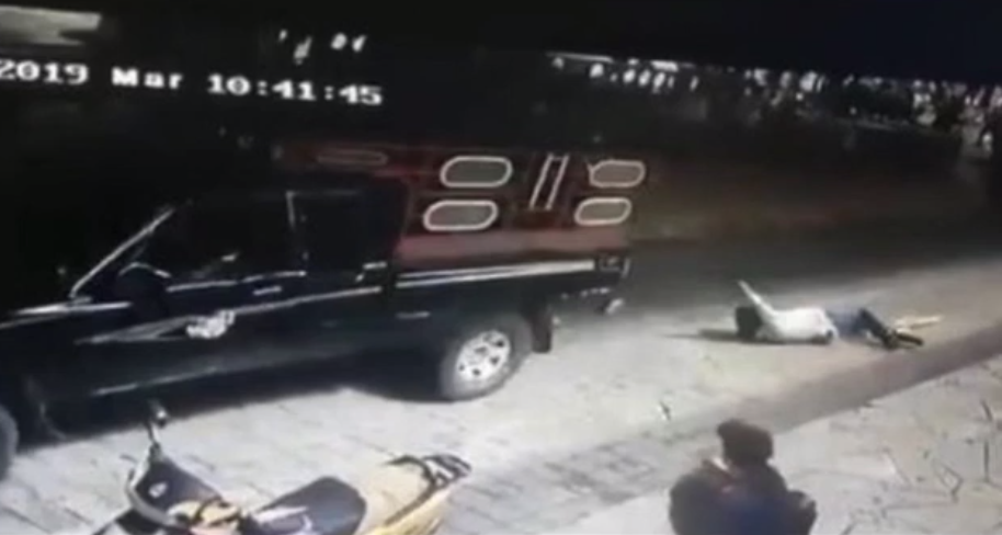 فيديو  لمواطن مكسيكي غاضب يربط محافظ مدينته في شاحنة ويتجول به
