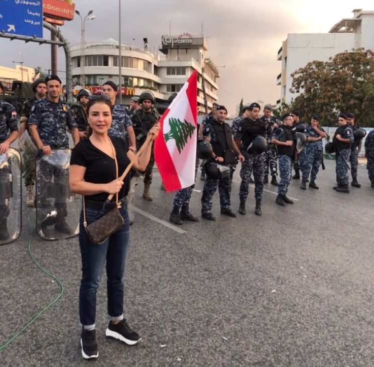 نجوم في تظاهرات لبنان: نادين الراسي تحرق إطارات، وماغي بوغصن تستقل دراجة نارية لتلحق بالمحتجين