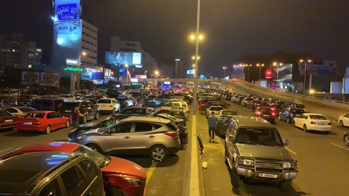 «إثنين السيارات» يشلّ حركة المرور بلبنان في اليوم الثاني عشر للتظاهرات الشعبية