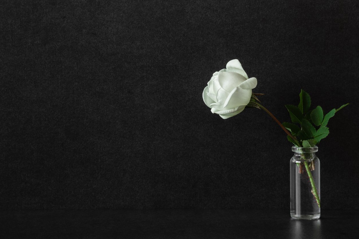 لم ترَني حين تخرجتُ ولا يومَ لبست الفستان الأبيض.. رسالة إلى أمي في قبرها