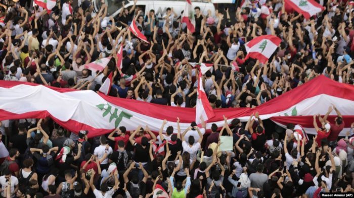 أما وقد استقال الحريري.. نصرالله وعون ضد الشارع وحدهما، إليك السيناريوهات المتوقعة