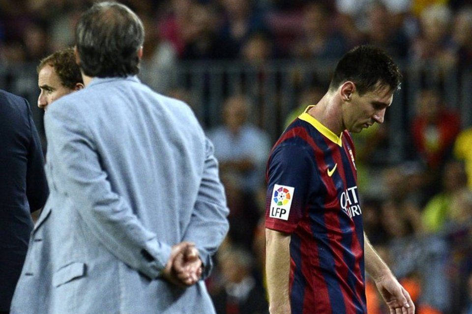 لم يقدم ما يؤهله لها.. مدرب برشلونة الأسبق يصدم ميسي حول أحقيته بالأفضل في العالم