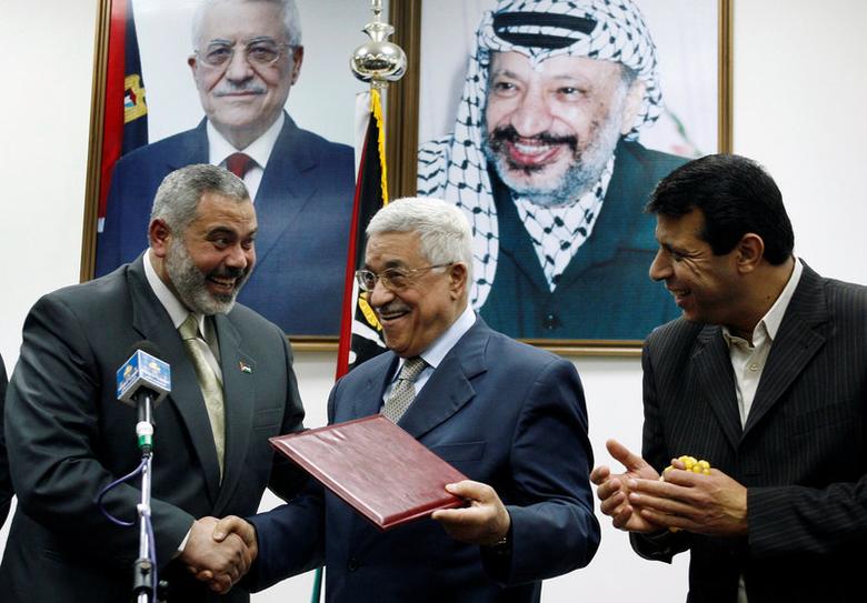 من التأييد للسجون.. معلومات صادمة عن دور دحلان وعباس في دفع السعودية لاعتقال ممثلي حماس لديها