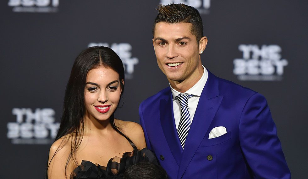 بعد إنجازه الفريد في الملاعب.. صديقة كريستيانو رونالدو تشبِّهه بـ«جيمس بوند»
