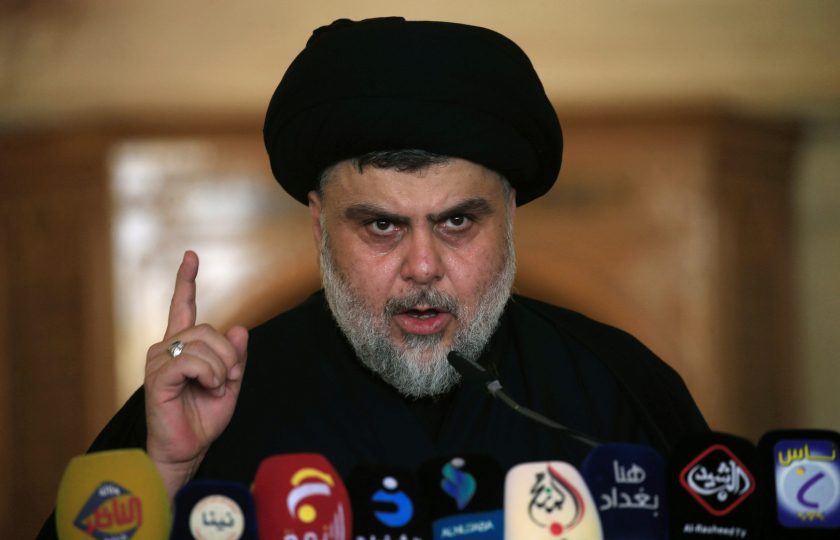 مقتدى الصدر ينضم لآلاف المتظاهرين في النجف بالعراق