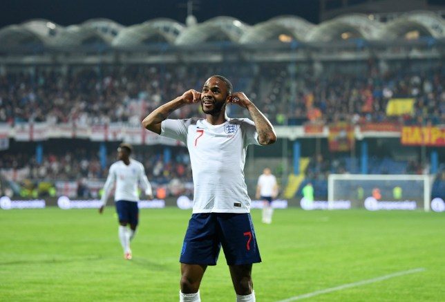 لعنة العنصرية في ملاعب أوروبا.. ستيرلينغ «الضحية المفضلة» يتحول إلى مناضل من أجل الحرية