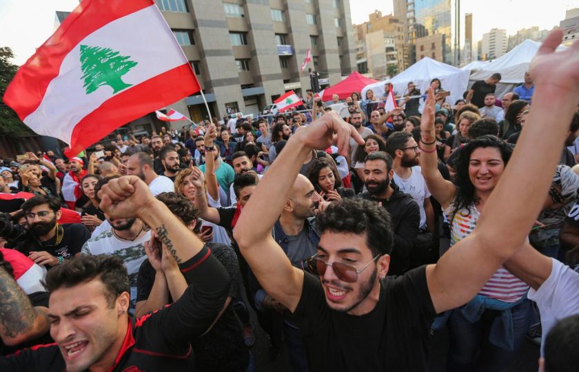 الاحتجاجات تشل مناحي الحياة في لبنان، ولا مؤشر على حكومة جديدة