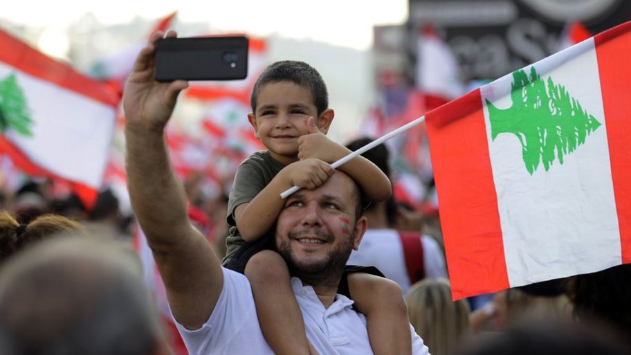 جيل الحرب الأهلية و«ملوك الطوائف» يراهن على أطفاله.. اللبنانيون يعلِّمون صغارهم أن بلادهم يمكن أن تتغيّر