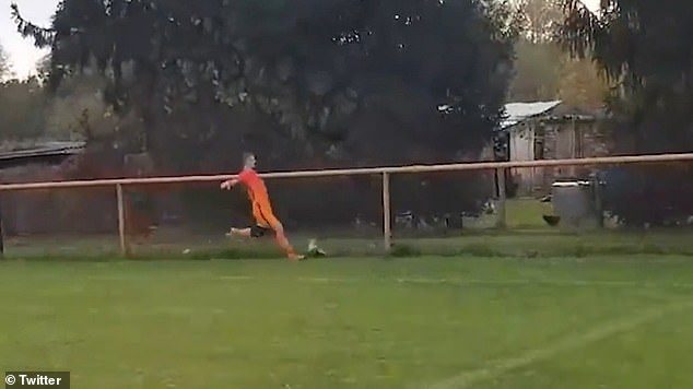 الحَكم ينتصر للإنسانية.. لاعب كرة قدم يُطرد من مباراة في كرواتيا لقتله دجاجة
