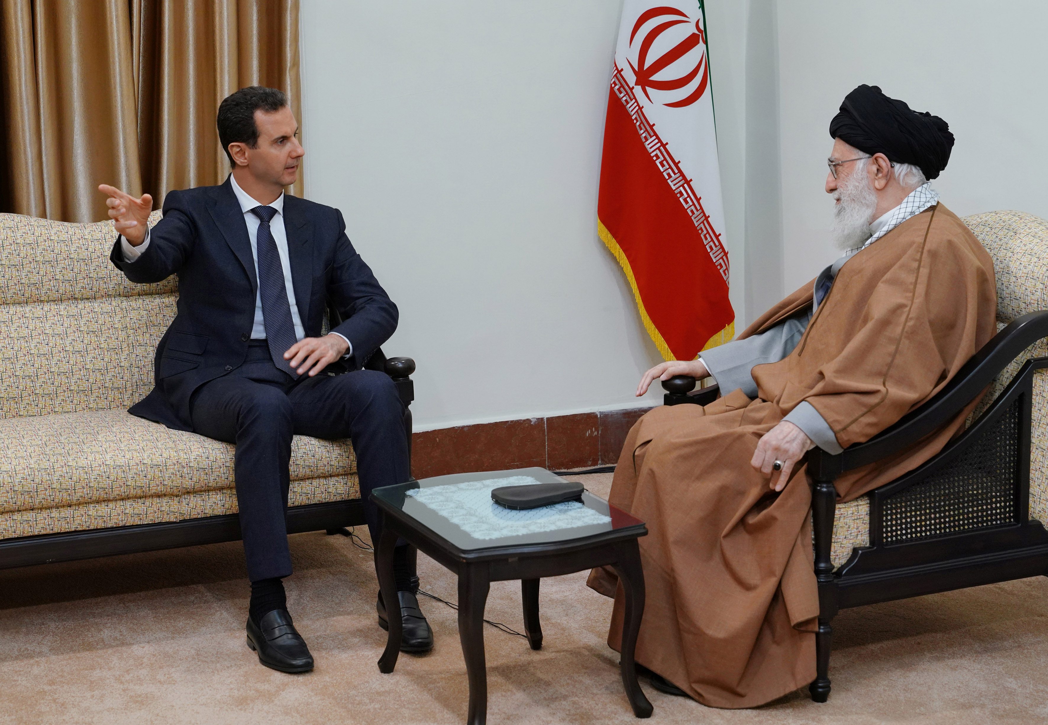 نظام الأسد يوقع اتفاقاً مع طهران لإعادة بناء شبكة الكهرباء السورية