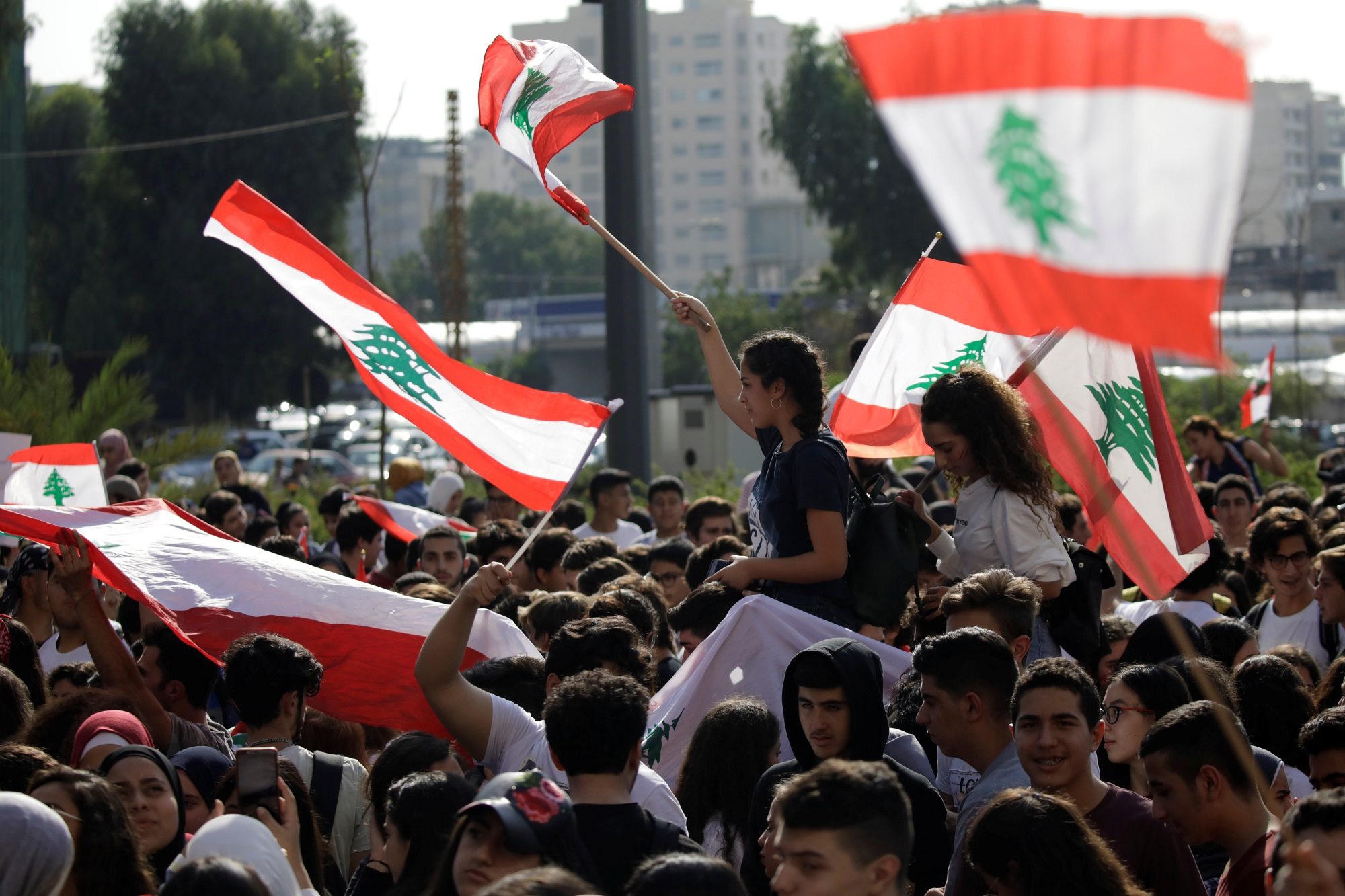 موظفو البنوك في لبنان يعلنون إضراباً عاماً، وتحذيرات من فقدان الدولار في السوق