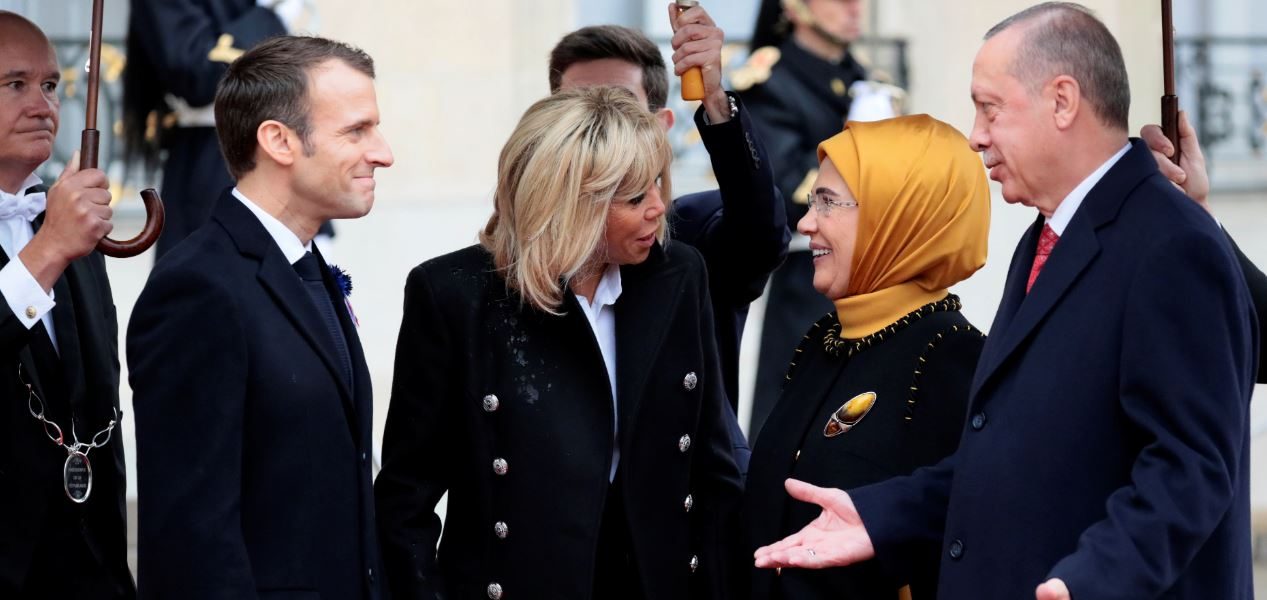 الرئيس التركي رجب طيب أردوغان والرئيس الفرنسي إيمانويل ماكرون مع زوجته/رويترز