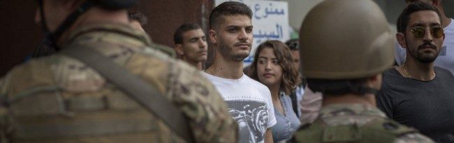 اليأس الاقتصادي.. شباب لبنان لا يرى أمامه سوى خيارين: إما الاحتجاج أو الهجرة