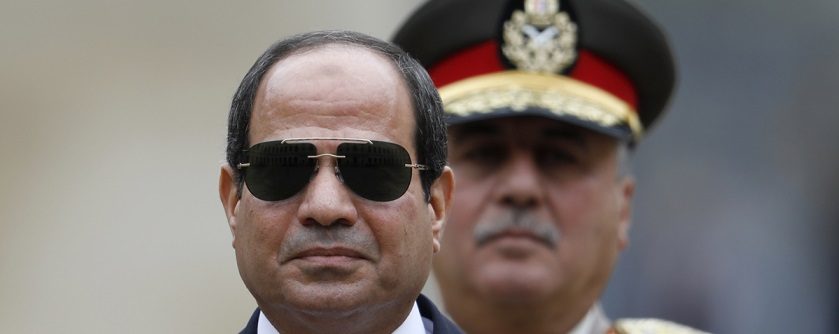 تدخُّله في كل شيء أصبح ترفاً لم يعد بإمكان الدولة تحمُّله.. بلومبيرغ: جيش مصر يقوِّض نهضتها الاقتصادية