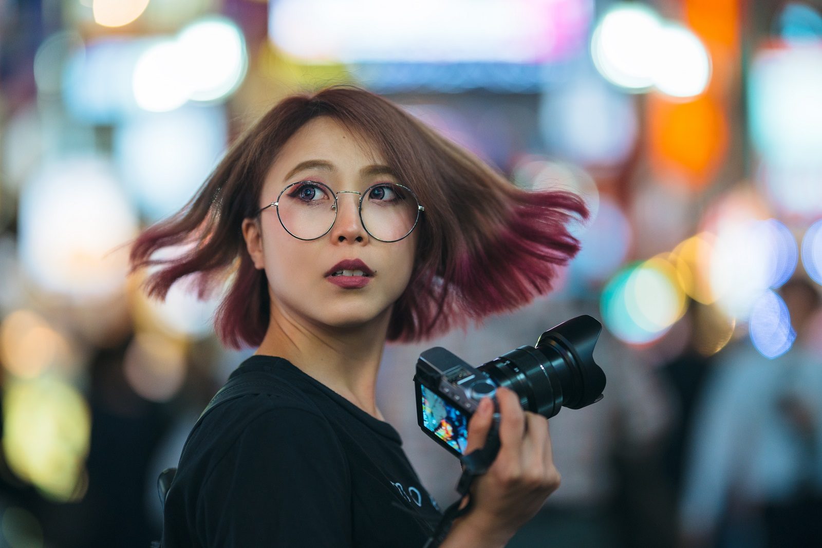 شركات يابانية تمنع موظفاتها من ارتداء النظارات وتثير غضباً