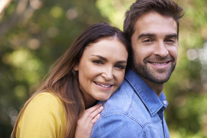 سن الإثارة والنضج.. ما الذي يدفع شاباً للزواج من امرأة أكبر منه بسنوات عديدة؟
