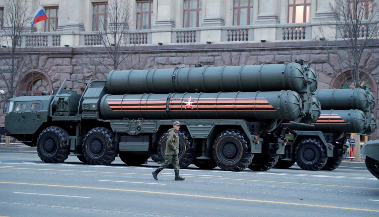 الأكثر فتكاً.. كيف تطورت منظومة S-400 الروسية حتى باتت تستطيع إخضاع وتدمير أي سلاح جوي؟
