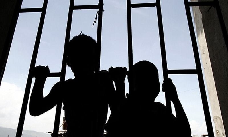 نشر صور اغتصاب الأطفال على الإنترنت