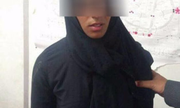 ظهر في احتجاجات الهند والعراق واتُّهم باختطاف أطفال بلبنان.. حقيقة صورة المصري المتنكر بزيّ امرأة
