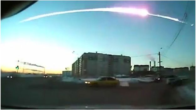 كيف تساعد الهواتف المحمولة والشبكات الاجتماعية في فك لغز أصل النيازك التي تصل إلى الأرض؟