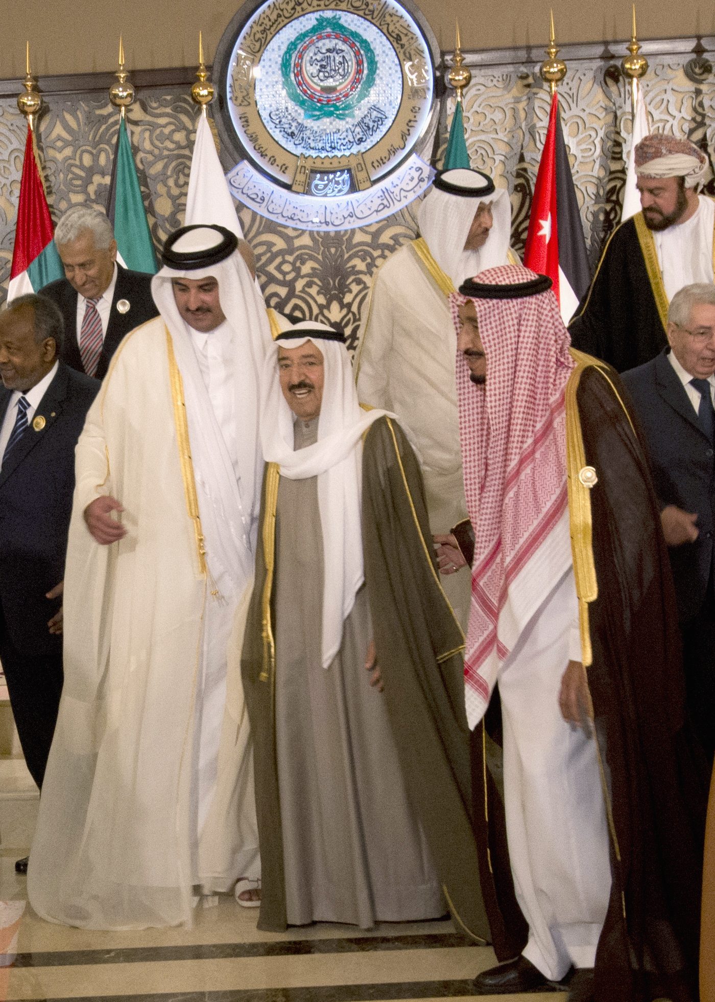 أمير قطر يتلقى رسالة خطية من العاهل السعودي لدعوته لحضور القمة الخليجية