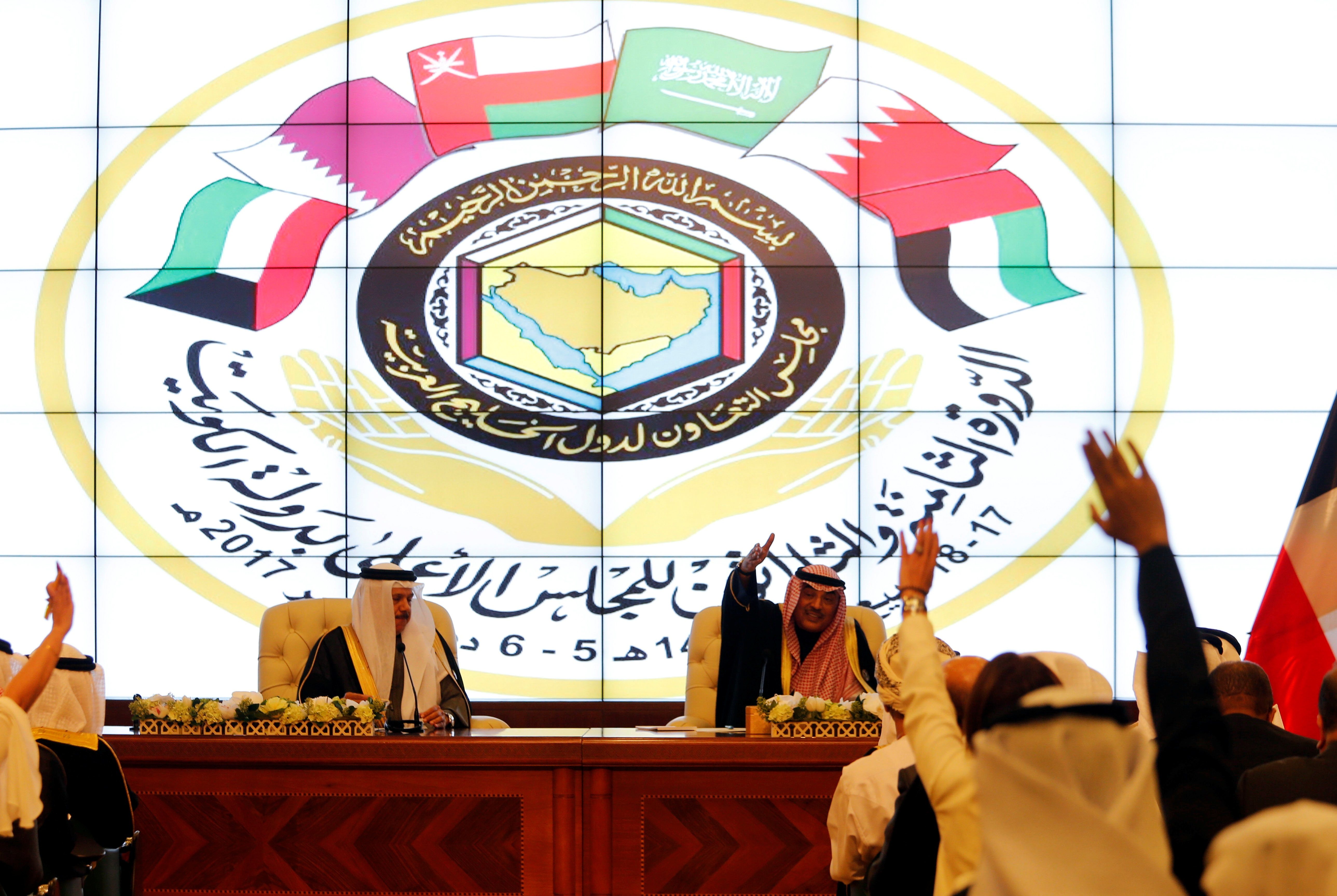 القمة الخليجية يوم 10 ديسمبر في الرياض، وأول حكم إعدام منذ انطلاق الاحتجاجات في العراق، و70 قتيلاً في اشتباكات بشمال سوريا في 24 ساعة