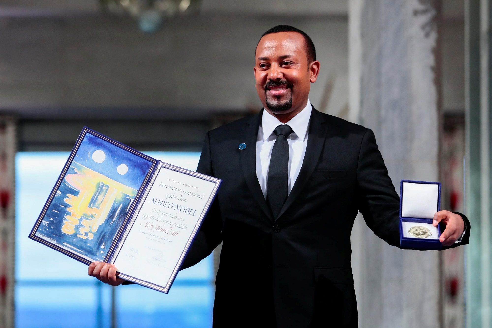 آبي أحمد يحرج لجنة جائزة نوبل التي فاز بها، قرر أن يكسر مراسم تسليمها رغم مناشدة مسؤولين بالنرويج