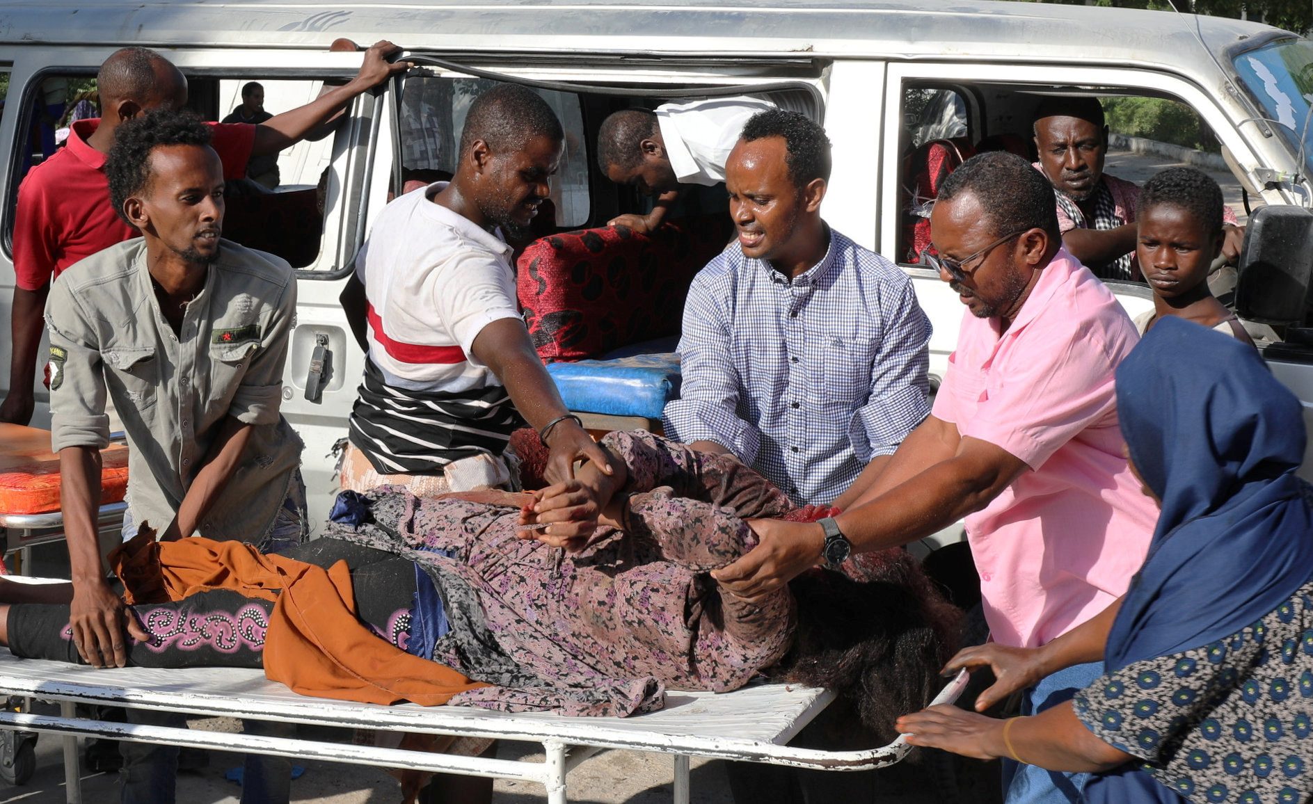 ارتفاع عدد ضحايا انفجار الصومال إلى 90 قتيلاً.. منظمة دولية: إصابة العشرات في الحادث بينهم طلاب ومهندسون أتراك