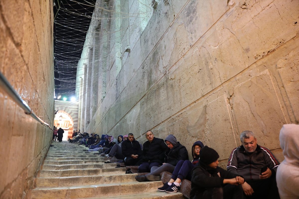 «الفجر العظيم».. 15 ألف فلسطيني يصلون الفجر في المسجد الإبراهيمي مع زيادة عمليات التهويد