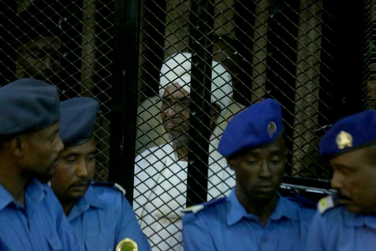 حبس البشير عامين ليس الأخير.. النائب العام السوداني: الرئيس السابق ربما يدان بالإعدام في قضايا أخرى