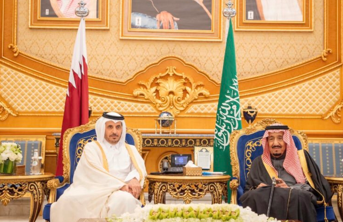 تبادلا الابتسامات وعبارات الترحيب، الملك سلمان يستقبل رئيس وزراء قطر في قمة الخليج (فيديو)