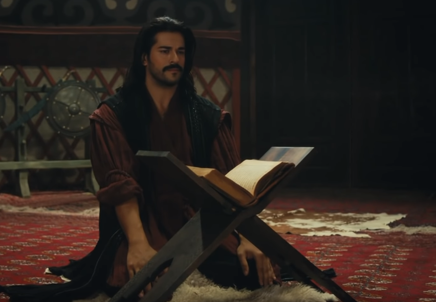 خليفة أرطغرل يتحدث بالعربية.. بوراك أوزجيفيت يقرأ سورة الفتح في مسلسل «المؤسس عثمان»