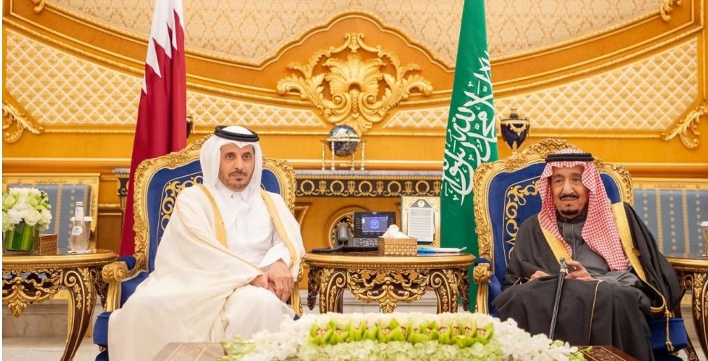 العاهل السعودي الملك سلمان بن عبد العزيز آل سعود يلتقي رئيس الوزراء ووزير الداخلية القطري الشيخ عبد الله بن ناصر بن خليفة آل ثاني خلال القمة الأربعين لمجلس التعاون لدول الخليج العربية بالرياض/رويترز
