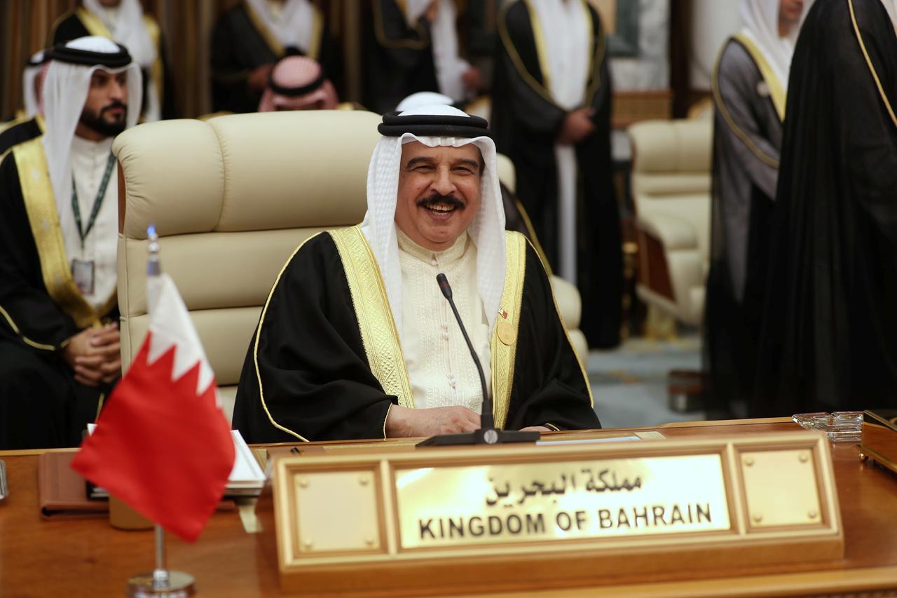 قناة إسرائيلية: حاخام إسرائيلي سابق التقى ملك البحرين في المنامة.. وطالب بـ«تعزيز السلام دون خوف»
