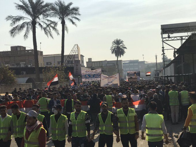 عمد المحتجون إلى قطع طرق رئيسية ومحاصرة دوائر رسمية في مدن وبلدات بمحافظات جنوبي