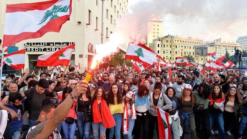 متاجرون بالدَّين والدين.. لماذا يهتف اللبنانيون ضد ملوك الطوائف؟