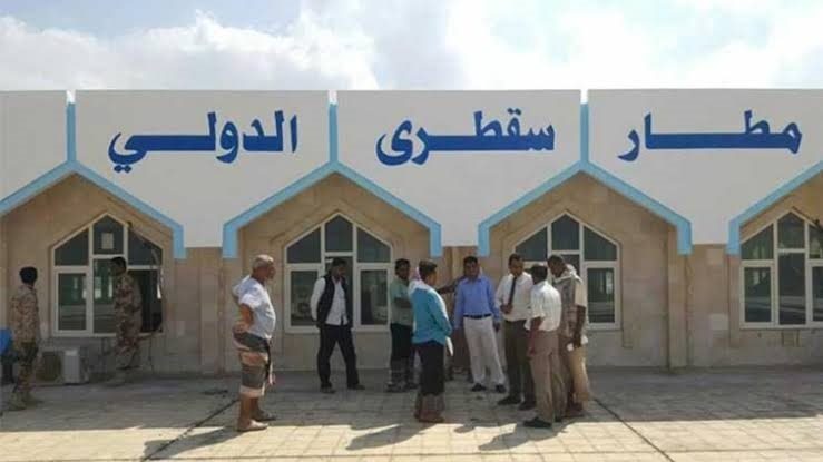 مسؤول يمني يتهم عناصر إماراتية باقتحام مطار سقطرى بالقوة لتهريب «مطلوبين أمنياً»
