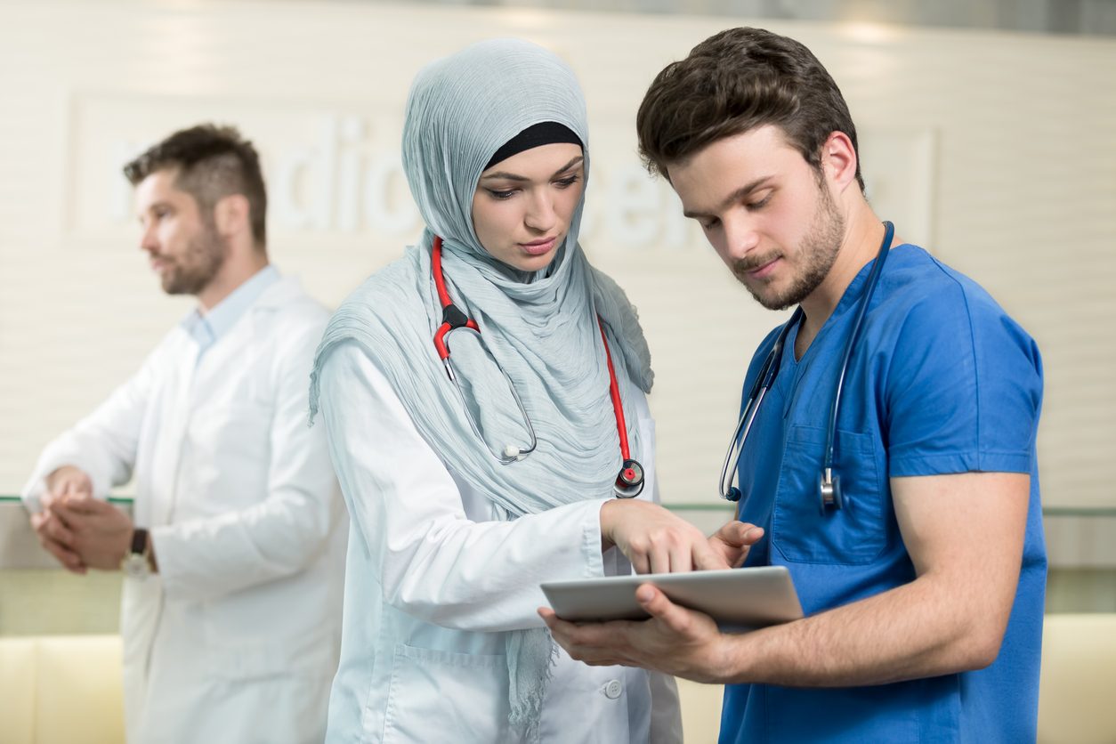 متأزمين نفسياً واجتماعياً.. لهذه الأسباب لا تدفع ابنك إلى دراسة الطب