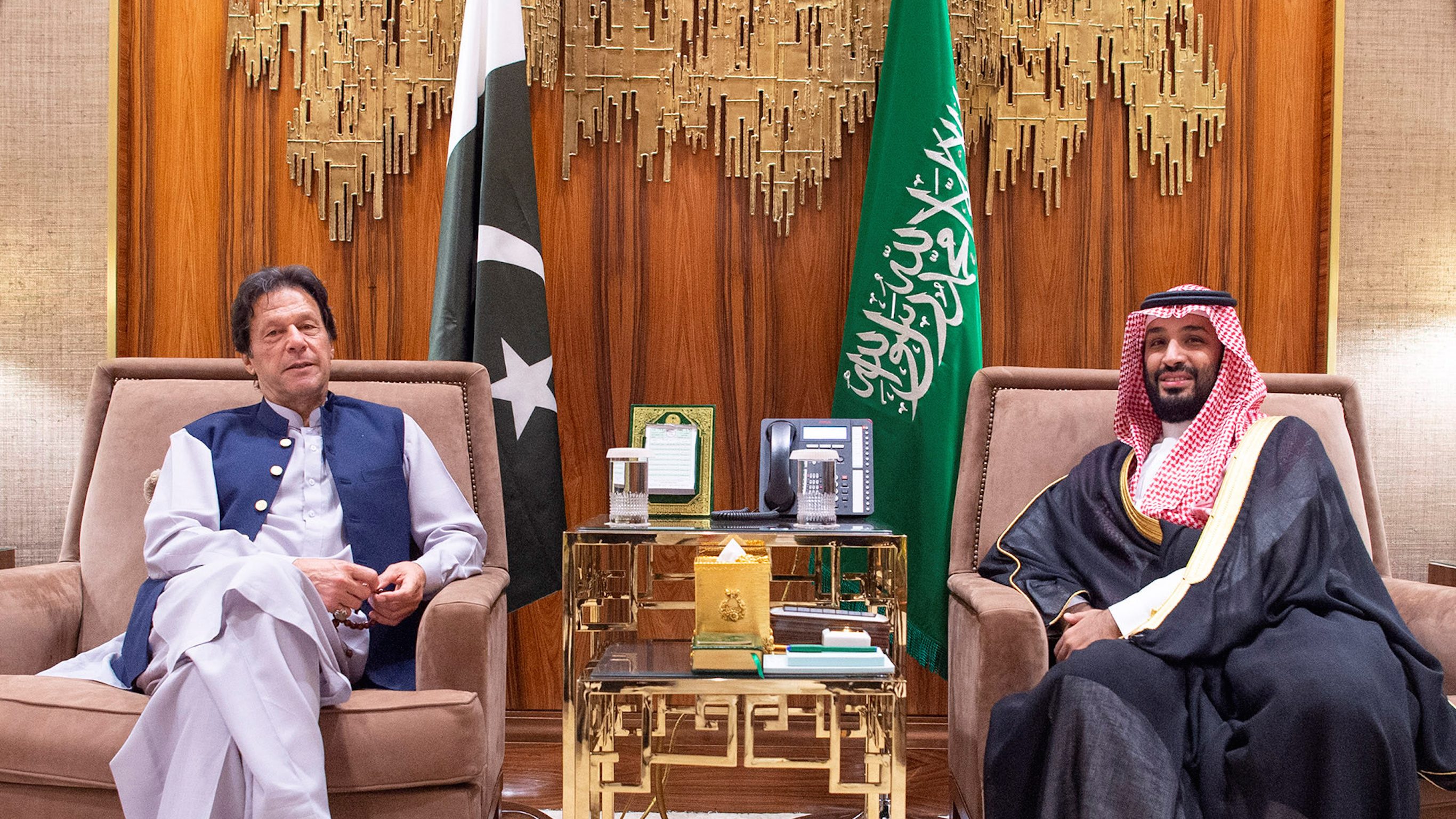 عمران خان يزور السعودية للمرة الرابعة خلال عام واحد للوساطة مع غريمتها إيران
