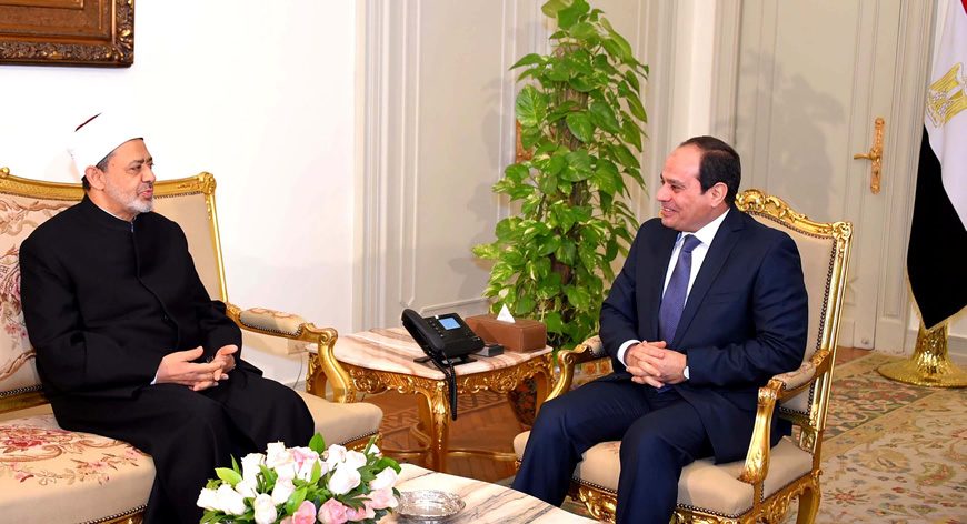 الإمام والجنرال.. قصة الصراع الخفي بين السيسي وشيخ الأزهر الذي يظهر أحياناً للعلن