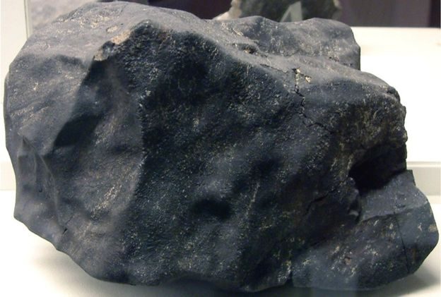 عندما تموت النجوم، تخرج الجسيمات المُتكونة داخلها إلى الفضاء. ثم تدمج "حبيبات ما قبل النظام الشمسي" تلك بداخل النجوم والكواكب والأقمار والنيازك الجديدة