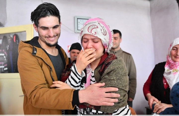 فيديو للحظات لقاء المرأة التركية بالشاب السوري الذي أنقذ حياتها.. حفر بأصابعه ليُخرجها من تحت الأنقاض