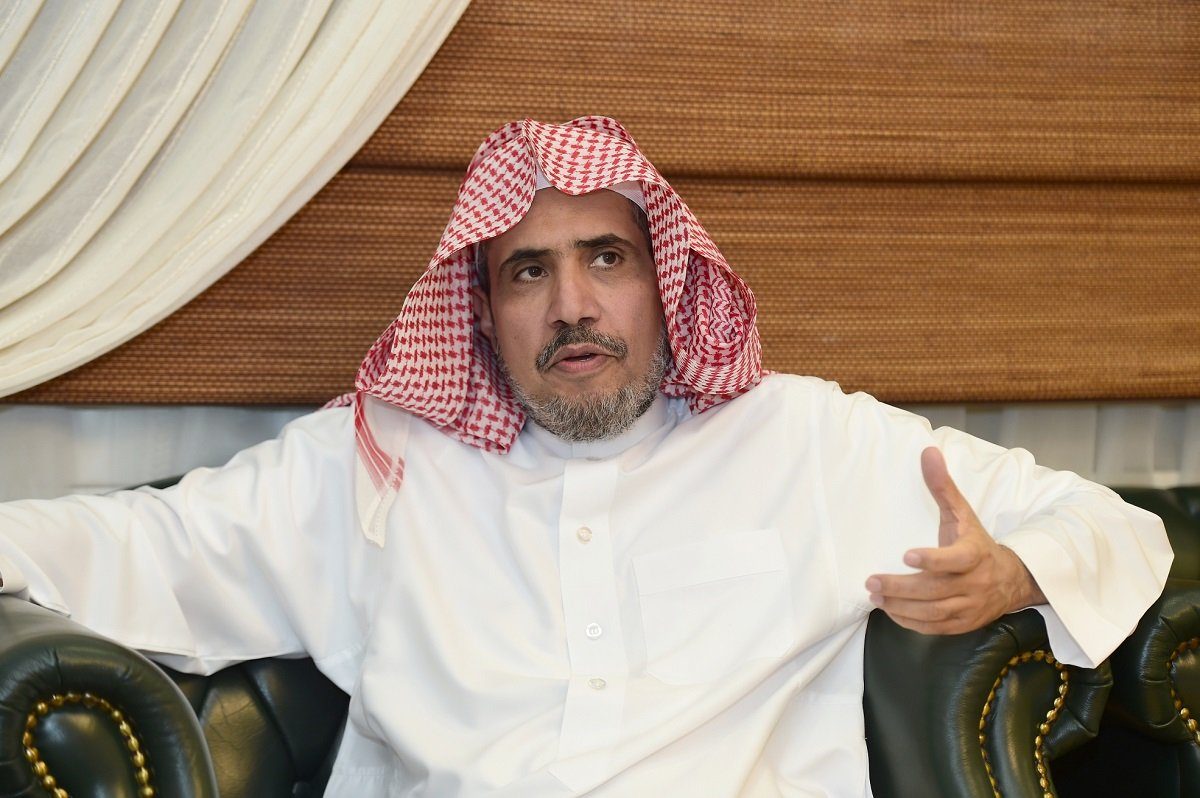 “رجل دين سعودي ووزير سابق” يؤمُّ المصلين في معسكر “ضحايا الهولوكوست” في بولندا (فيديو)
