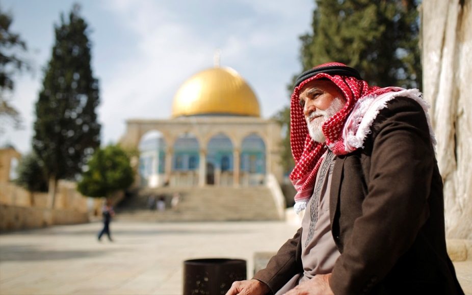لا أشقاء عرباً ولا حلفاء أوروبيين.. خياران فقط أمام الفلسطينيين بعد أن تخلى عنهم الجميع