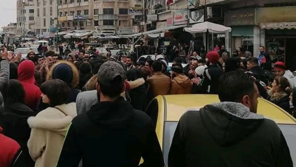 يبيعون منازلهم لشراء الطعام.. الأوضاع الصادمة بعد انهيار الليرة تدفع السوريين لتحدي النظام رغم مخاوف القمع